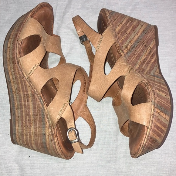 Size 9 (40.5) fits 9-9.5 Born Women's Tan Wedge Sandals - Picture 10 of 16